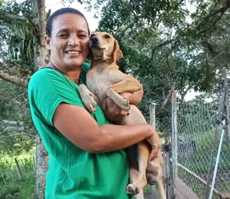 Voluntária com filhote resgatado